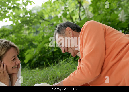 Felice Coppia matura sdraiati sull'erba Foto Stock