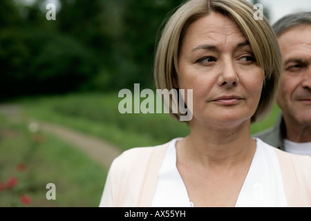 Coppia matura in piedi dietro ogni altro, guardando lateralmente Foto Stock