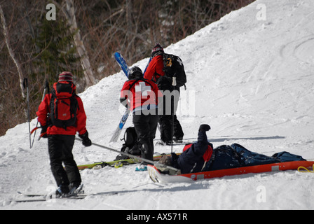 Ski Patrol Rescue in azione le Massif Ski Resort, regione di Charlevoix, Canada Foto Stock