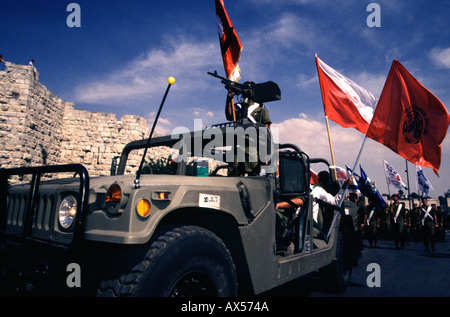 I soldati israeliani della Brigata del 35th sono anche noti come parata di paracadutisti di fronte alle mura della città vecchia durante le celebrazioni del giorno di Gerusalemme Foto Stock