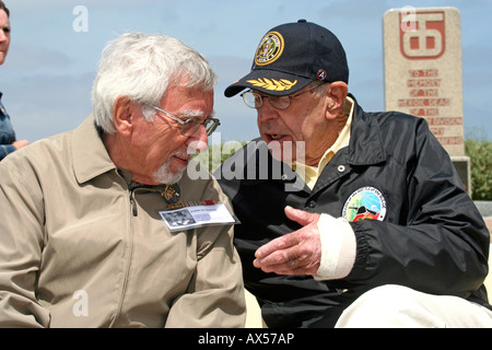 2 WW2 veterani a riabbracciare il sessantesimo anniversario il 6 giugno 2004 reminisce Normandia Francia d-giorno anniversario Foto Stock