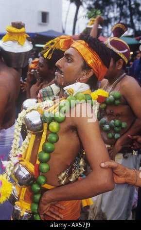 Un indù devoto elaborazione in Grotte Batu durante Thaipusam a Kuala Lumpur Foto Stock