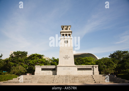Il cenotafio di Singapore è un memoriale di guerra inciso con le parole la nostra gloriosa morto nel parco Esplanade Singapore Foto Stock