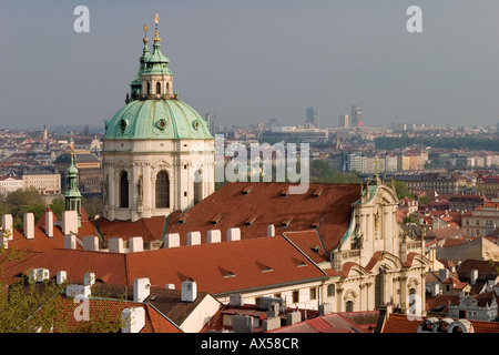 La Chiesa di San Nicola, Praga come si vede dalla la torre della cattedrale Foto Stock