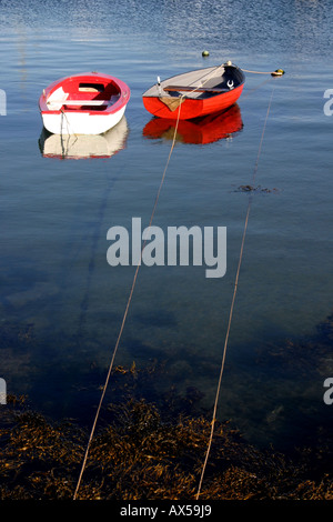 Due piccole barche a remi ormeggiate in Portrush Harbour, County Antrim, Irlanda del Nord Foto Stock