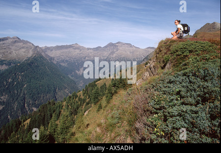 Donna escursioni in montagna Bartlmann, Hohe Tauern, Carinzia, Austria Foto Stock