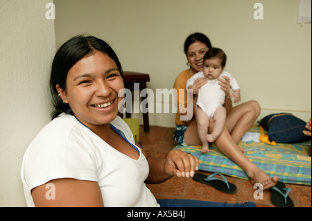 Due giovani donne con baby, Asunción, Paraguay, Sud America Foto Stock