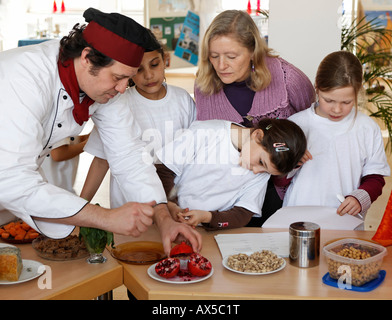 I bambini della scuola di degustazione del treno le competenze con un cuoco, Cooking class, Stoccarda, Baden-Wuerttemberg, Germania Foto Stock