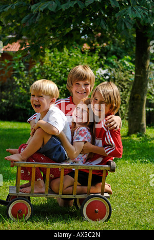 I bambini in un piccolo giocattolo carro Foto Stock