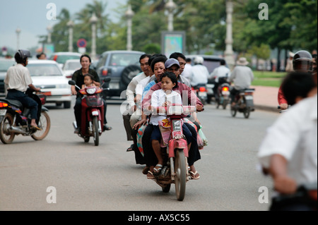 La famiglia sul motociclo in Phnom Penh Cambogia Asia Foto Stock