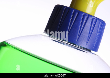 Detersivo liquido con coperchio blu, getto giallo e verde liquido di pulizia Foto Stock