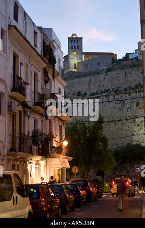 Eivissa centro storico con una vista di Dalt Vila, Ibiza, Isole Baleari, Spagna Foto Stock