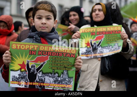 Circa 300 persone che protestano contro gli attacchi ai villaggi curdi nel nord Iraq dall' esercito turco il 26 gennaio 2008 in Foto Stock