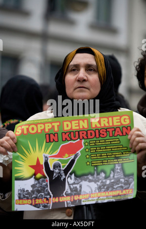 La donna a una protesta di circa 300 persone manifestano contro gli attacchi contro i villaggi curdi nel nord Iraq dai Turchi milita Foto Stock