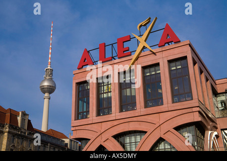 Alexa Shopping Mall e torre di telecomunicazioni in background, Berlin-Mitte, Berlino, Germania, Europa Foto Stock