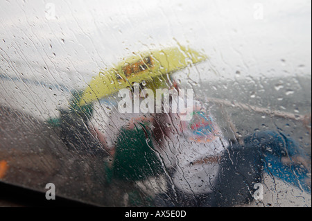 Coppia giovane seduto sotto ombrellone Phuket Thailandia Asia Foto Stock
