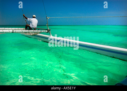 Catamarano sul Mar dei Caraibi, acque turchesi, Cayo del Sur, Cayo Rico, Cuba, Caraibi Foto Stock