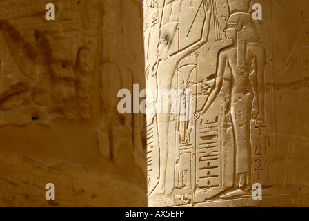 Iscrizioni, geroglifici su un pilastro di pietra, Tempio di Karnak Luxor Egitto, Nord Africa Foto Stock
