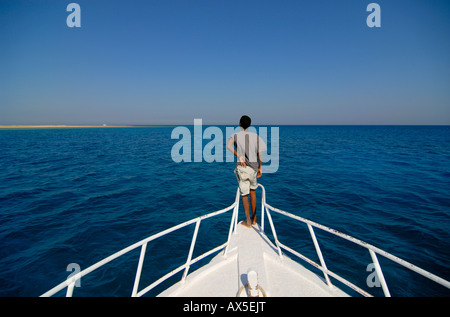 Un uomo su una barca, pescatore, barca da pesca, escursione in barca, Mar Rosso, Safaga, Egitto, Nord Africa Foto Stock