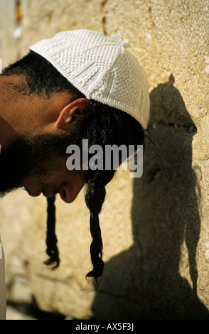 Ebreo ortodosso pregando, il Muro del Pianto, Gerusalemme, Israele Foto Stock