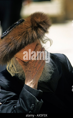 Anziani ebreo ortodosso che indossa shtreimel, il Muro del Pianto, Gerusalemme, Israele Foto Stock