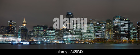 Lo skyline di Vancouver e carbone panorama del porto di notte come si vede da Stanley Park, Vancouver, British Columbia, Canada Foto Stock
