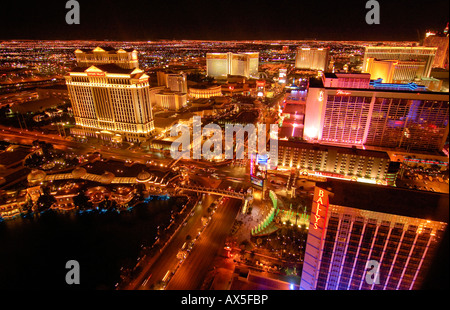 La striscia, Bally's, l'Isola del Tesoro, il Flamingo Hilton e Cesare Palace casinò visto dalla Torre Eiffel replica a Las Veg Foto Stock