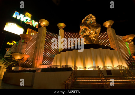 Golden Lion statua di fronte al MGM Grand Casino, Las Vegas Boulevard, Las Vegas, Nevada, Stati Uniti d'America, America del Nord Foto Stock