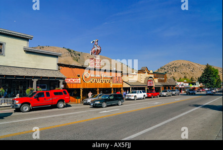 Auto parcheggiata di fronte una berlina sulla strada principale attraversando Jackson, Wyoming USA, America del Nord Foto Stock