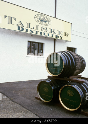 Barili e segno della distilleria Talisker, Isola di Skye, Scozia, Regno Unito, Europa Foto Stock