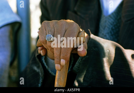 Il sigillo ad anello sulla mano di un vecchio uomo iraniano, Iran Foto Stock