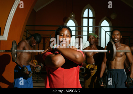 Giovane donna che lavora fuori ad una chiesa che è stata convertita in una palestra di Città del Capo, Sud Africa e Africa Foto Stock