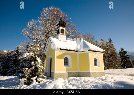 Cappella in un paesaggio invernale, Klais vicino a Mittenwald, Alta Baviera, Germania, Europa Foto Stock