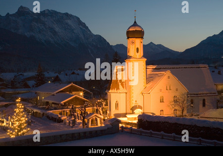 Chiesa di sera, illuminato, albero di Natale, Wallgau vicino a Mittenwald, Alta Baviera, Germania, Europa Foto Stock