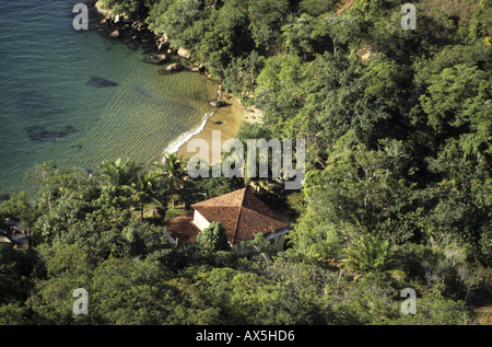 Ilha Grande, Stato di Rio de Janeiro, Brasile. Piccola spiaggia incontaminata e una casa per le vacanze. Foto Stock