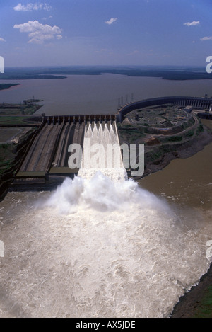 Iguassu, Brasile. Itaipu diga idroelettrica visto dall'aria. Foto Stock