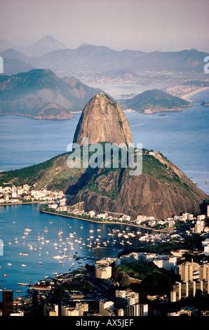 Rio de Janeiro, Brasile. Il Pan di Zucchero (Pao de Acucar) nella baia di Guanabara con la Gloria marina yacht. Foto Stock