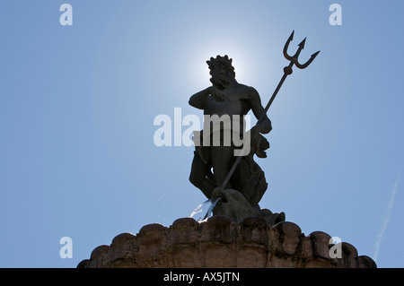 Statua del Nettuno, Fontana del Nettuno retroilluminata sulla piazza del Duomo di Trento, Italia settentrionale, Europa Foto Stock