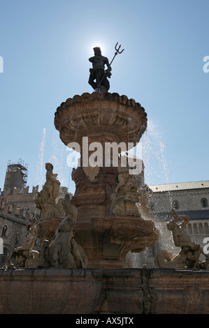 Fontana di Nettuno la retroilluminazione sul Piazza del Duomo di Trento Nord Italia, Europa Foto Stock