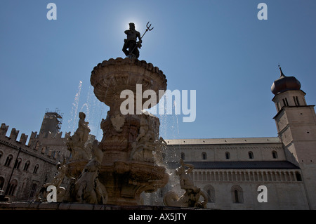 Fontana di Nettuno la retroilluminazione sul Piazza del Duomo di Trento Nord Italia, Europa Foto Stock