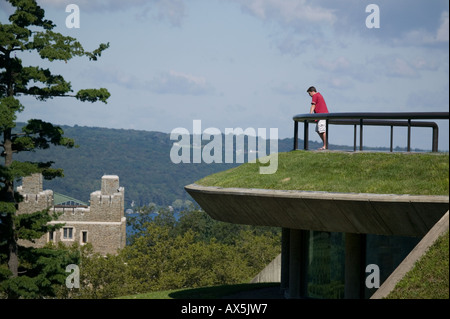 Cornell University studente che guarda sul lago Cayuga Ithaca New York Tompkins County Foto Stock