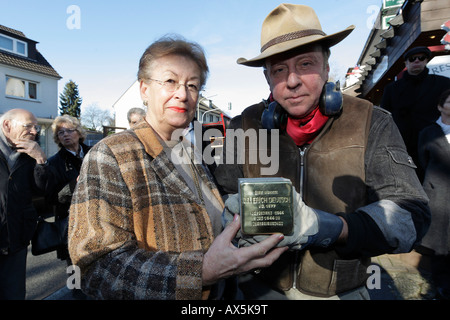 'Stolpersteine' (ostacolo) arte progetto; Colonia scultore Gunter Demnig commemora vittime dell'epoca nazista dalla posa b Foto Stock