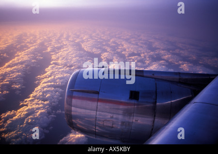 Motore del velivolo visto dalla finestra di un aereo Foto Stock