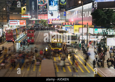 Pedoni che attraversano Yee Wo Street di notte, la Causeway Bay di Hong Kong, Cina Foto Stock