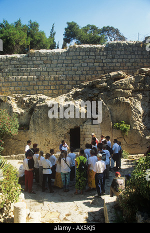 Un gruppo religioso cristiano in visita alla `Tomba del Giardino` a Gerusalemme credeva fosse il luogo della sepoltura e della risurrezione di Gesù. Foto Stock