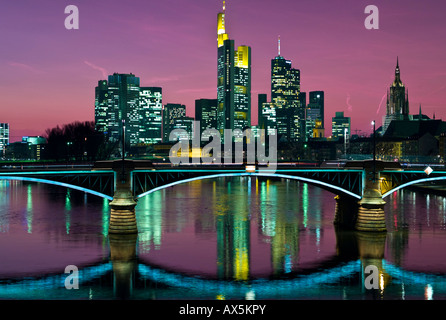 Ignatz Bubis Bridge e la skyline di Francoforte, Francoforte Hesse, Germania, Europa Foto Stock