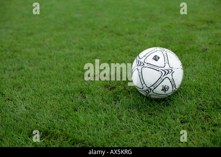 Il calcio sdraiati sull'erba Foto Stock