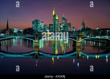 Ignatz Bubis Bridge e la skyline di Francoforte, Francoforte Hesse, Germania, Europa Foto Stock