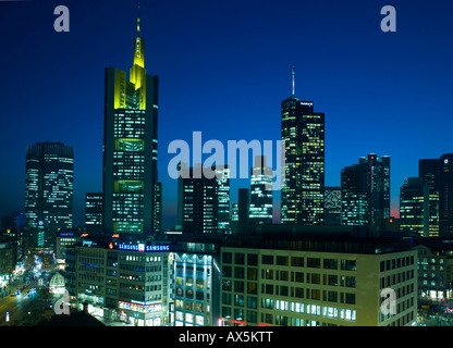 La skyline di Francoforte nella luce della sera con l'edificio Hauptwache e la banca di torri, Francoforte, Hesse, Germania, Europa Foto Stock