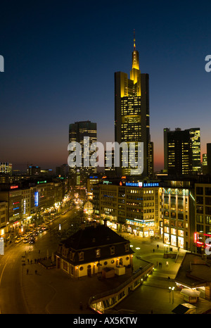 La skyline di Francoforte nella luce della sera con l'edificio Hauptwache e la banca di torri, Francoforte, Hesse, Germania, Europa Foto Stock